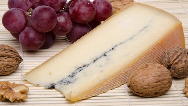 法国对秸秆的餐垫 morbier 奶酪 — 图库照片