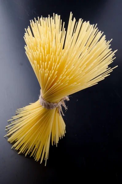 O grămadă de paste nefierte spaghete — Fotografie, imagine de stoc