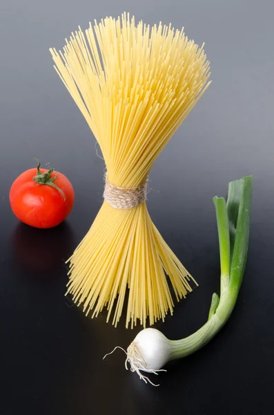 Un mazzo di spaghetti di pasta cruda — Foto Stock