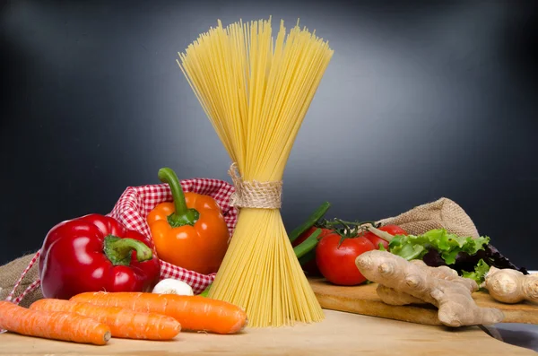 未煮熟的意大利面条和不同类型的 vegetab 的组成 — 图库照片