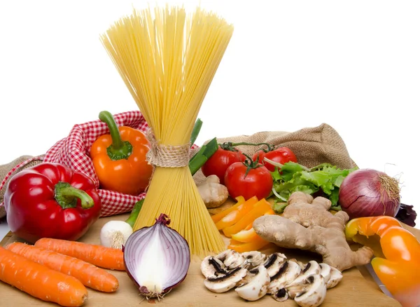 Composição de espaguete não cozido e diferentes tipos de vegetais — Fotografia de Stock