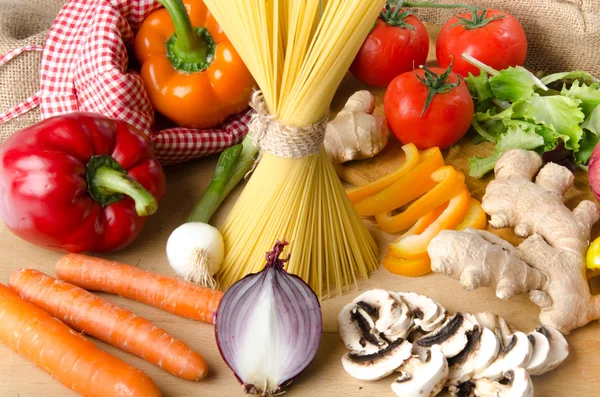 Composition of uncooked spaghetti and different types of vegetab — Stock Photo, Image