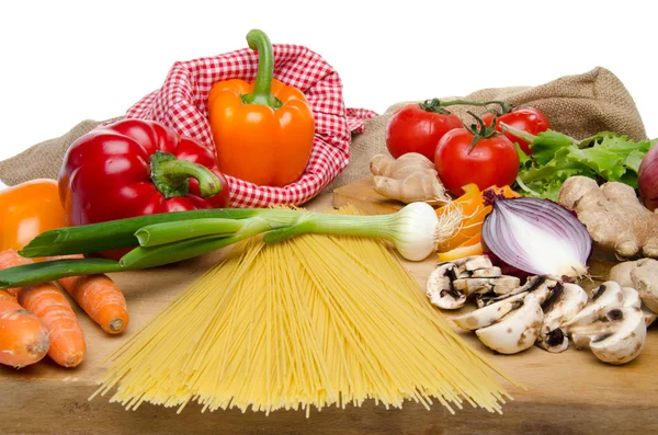 Composição de espaguete não cozido e diferentes tipos de vegetais — Fotografia de Stock