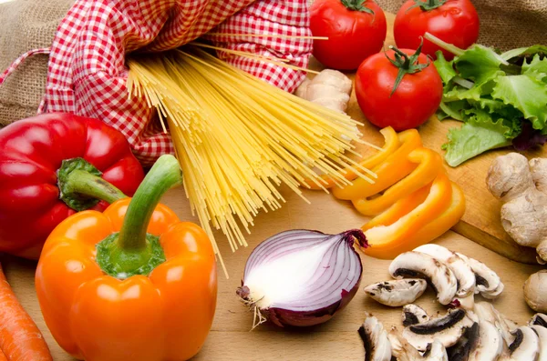 Composition of uncooked spaghetti and different types of vegetab — Stock Photo, Image