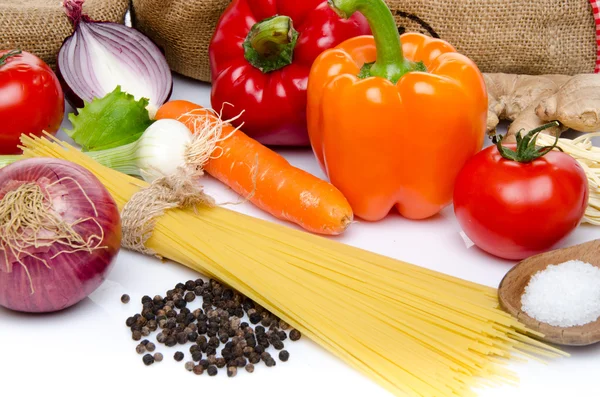 Uncooked spaghetti with vegetables — Stock Photo, Image