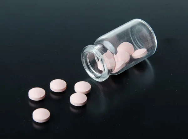 Pilules renversant hors de la bouteille de pilule — Photo