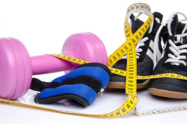 pembe etmek, ayak bileği ağırlıkları ve fitness ayakkabı ile bir kaset measur
