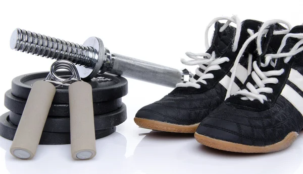 Dumbells, treinador de mão e sapatos de fitness — Fotografia de Stock