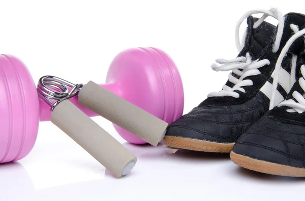 Manequim rosa, treinador de mão e sapatos de fitness — Fotografia de Stock