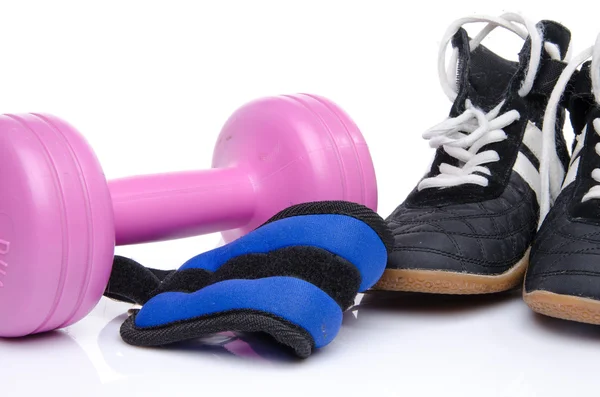 Manubrio rosa, pesi alla caviglia e scarpe da fitness — Foto Stock