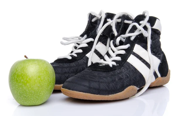 Fitness shoes with an apple — Stock Photo, Image