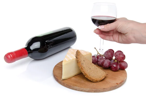 Сир і червоне вино з рукою, що тримає келих — стокове фото