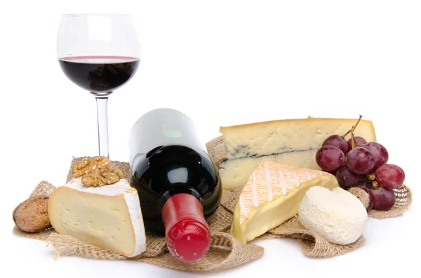 Fromages, vins et raisins sur une toile de jute — Photo