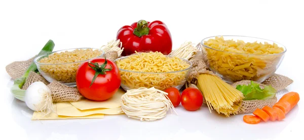 Diferentes tipos de pasta y verduras sin cocer en una arpillera —  Fotos de Stock