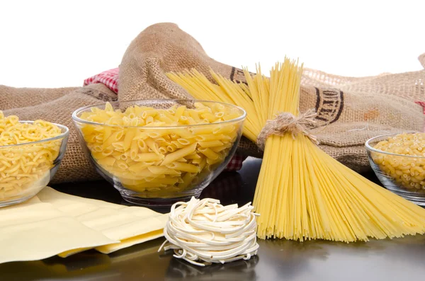 Diversi tipi di pasta cruda — Foto Stock