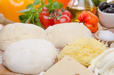 Bir pizza yapmak için malzemeler