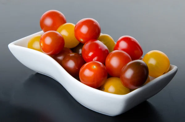 Tasse mit verschiedenen Sorten von Kirschtomaten — Stockfoto