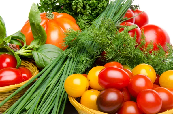 Composição de diferentes variedades de tomates com ervas — Fotografia de Stock