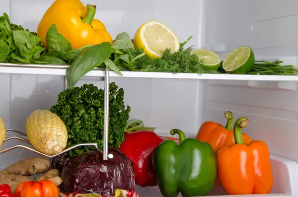 Diferentes verduras dentro de un refrigerador —  Fotos de Stock