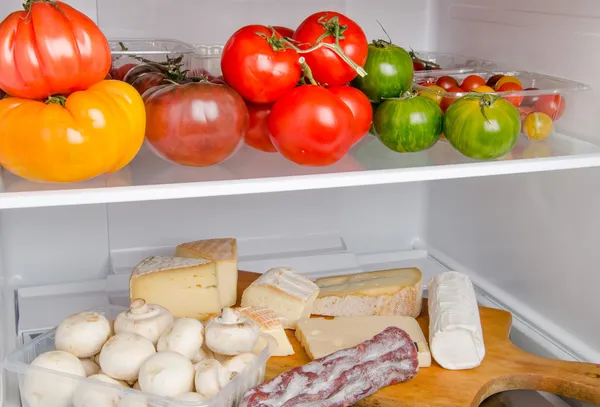 Verschiedene Lebensmittel im Kühlschrank — Stockfoto