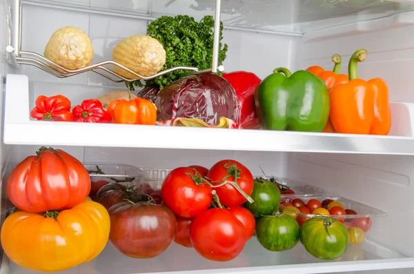 Diferentes verduras dentro de un refrigerador —  Fotos de Stock