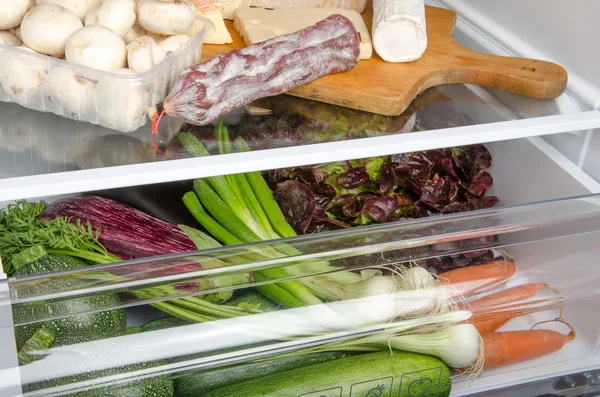 Diferentes productos alimenticios dentro de un refrigerador — Foto de Stock