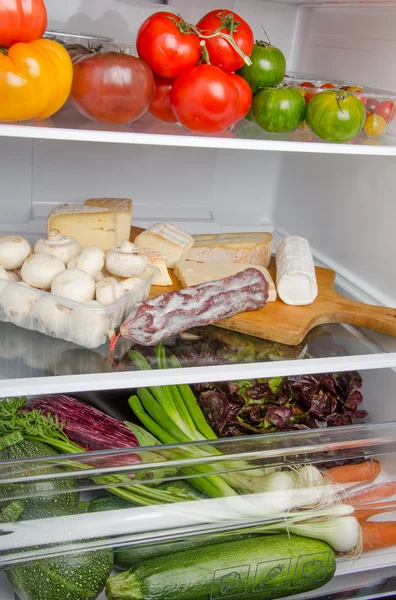 Diferentes productos alimenticios dentro de un refrigerador — Foto de Stock