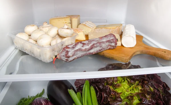 Différents produits alimentaires dans un réfrigérateur — Photo