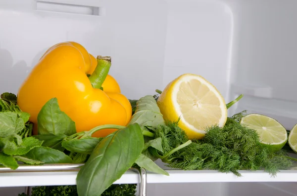 Pimienta y limón dentro de un refrigerador —  Fotos de Stock