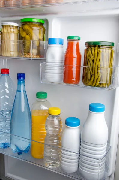 Bouteilles dans la porte d'un réfrigérateur — Photo