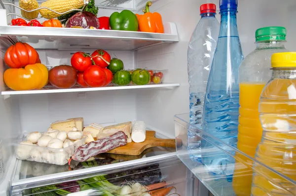 Diferentes productos alimenticios dentro de un refrigerador — Foto de Stock