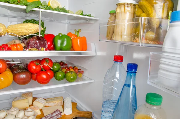 Diferentes productos alimenticios dentro de un refrigerador — Foto de Stock