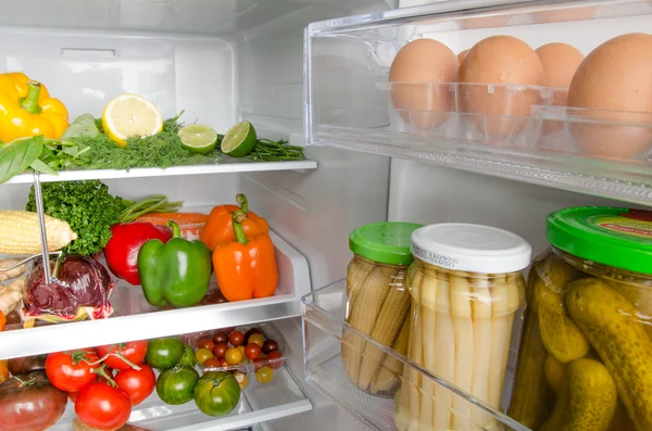 Verschiedene Lebensmittel im Kühlschrank — Stockfoto