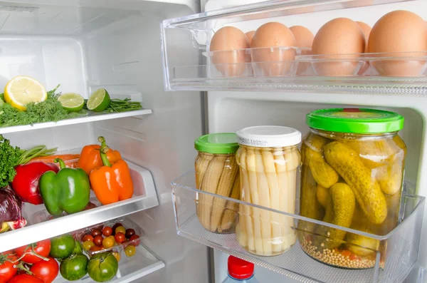 Verschiedene Lebensmittel im Kühlschrank — Stockfoto