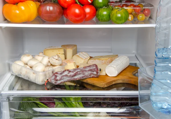 Verschiedene Lebensmittel im Kühlschrank — Stockfoto