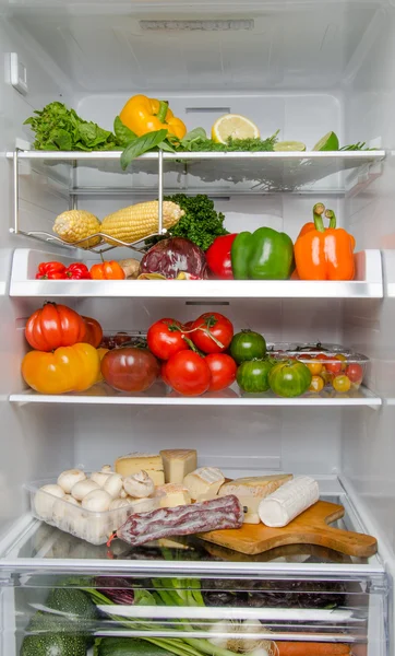 Различные продукты питания в холодильнике — стоковое фото