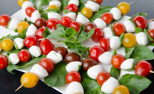 Kirschtomaten und Mozzarella am Spieß — Stockfoto