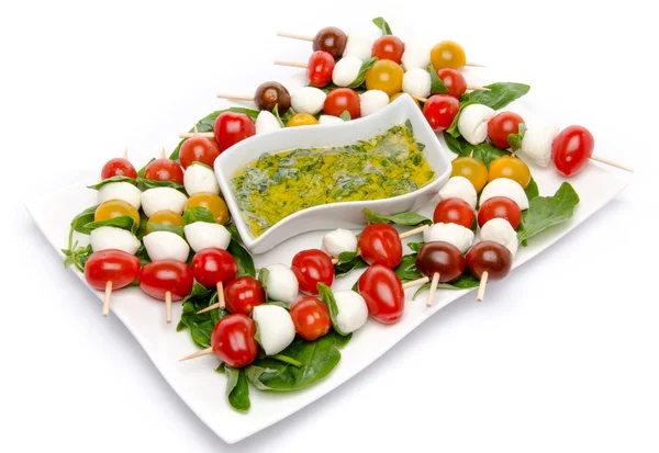 Kirschtomaten und Mozzarella auf Spießen und Vinaigrette-Sauce — Stockfoto