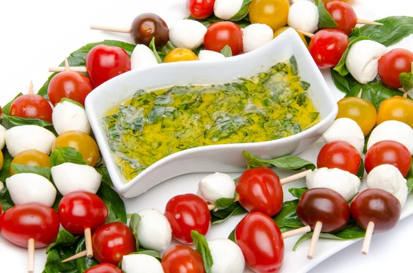 Kirschtomaten und Mozzarella auf Spießen und Vinaigrette-Sauce — Stockfoto