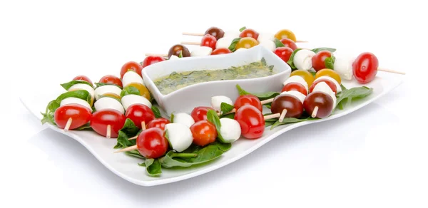 Kiraz domates ve mozzarella şiş ve salata sauc — Stok fotoğraf