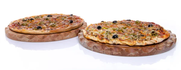 Duas pizzas em uma tábua de madeira — Fotografia de Stock