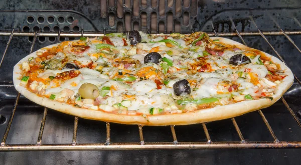 Pizza em um forno — Fotografia de Stock