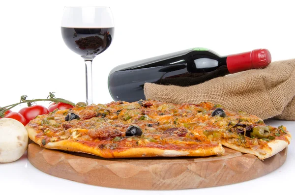 Composição com pizza, um copo e uma garrafa de vinho — Fotografia de Stock