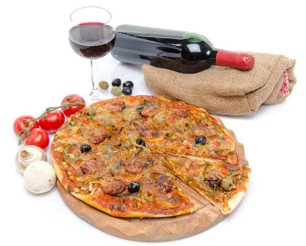 Composição com pizza, um copo e uma garrafa de vinho — Fotografia de Stock