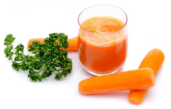 Composition avec un verre de jus de carotte, carottes fraîches et pars — Photo