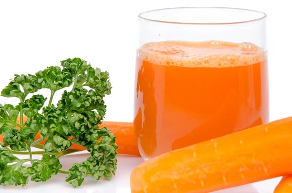 Composition avec un verre de jus de carotte, carottes fraîches et pars — Photo