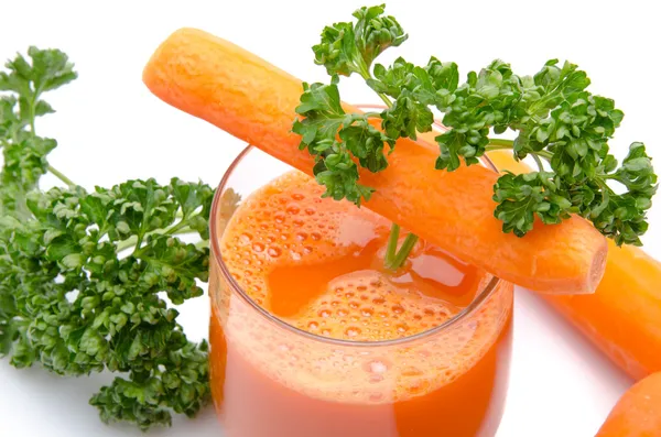 Komposisi dengan segelas jus wortel, wortel segar dan pars — Stok Foto