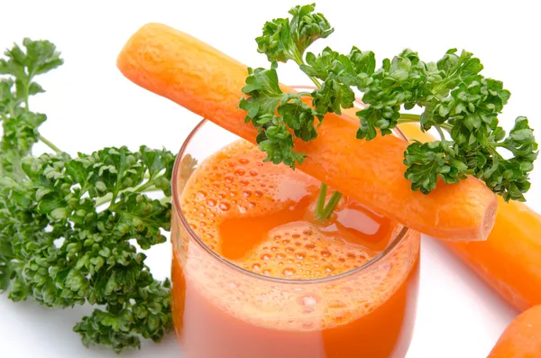 Composizione con un bicchiere di succo di carota, carote fresche e pars — Foto Stock