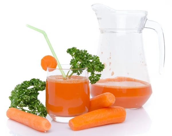 Composición con un vaso y una jarra de jugo de zanahoria, zanahoria fresca —  Fotos de Stock