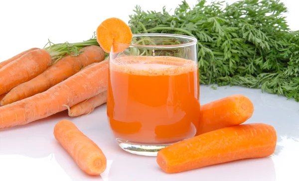 Composition avec un verre de jus de carotte et de carottes fraîches — Photo